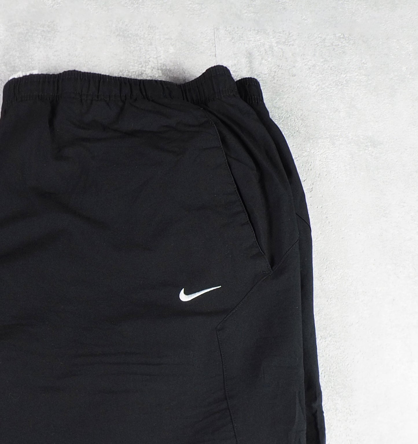 Nike Nylon Track Pants Gesticktes Logo (XL)