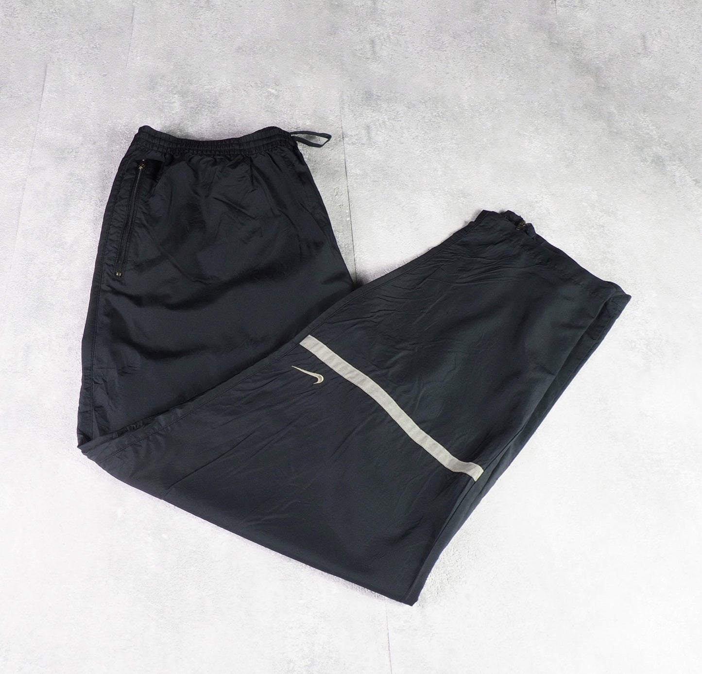 Nike Nylon Track Pants Gesticktes Logo (XL)