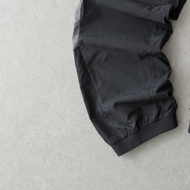 Pantalon de survêtement Adidas noir en édition limitée (taille S)